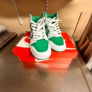 Men’s size 9 nike retro green dunks high